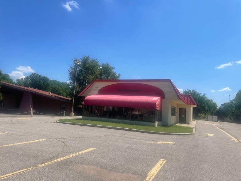 8 E Main St, Yukon, OK for lease - Building Photo - Image 3 of 7