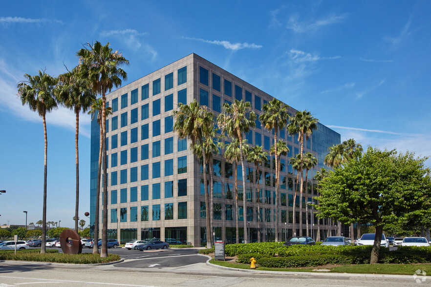 3780 Kilroy Airport Way, Long Beach, CA for lease - Primary Photo - Image 1 of 9