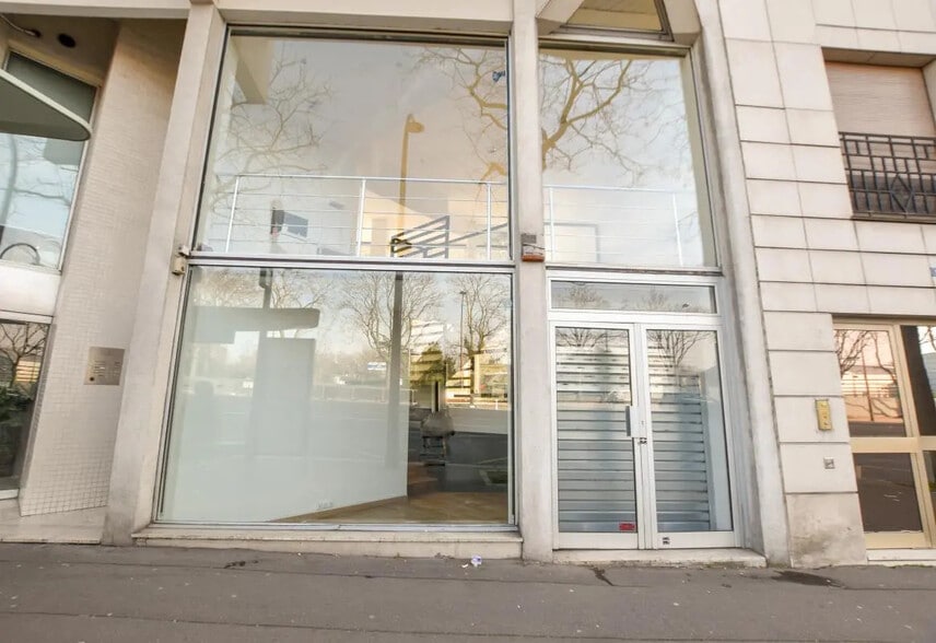 Retail in Paris for lease - Building Photo - Image 1 of 7