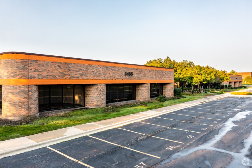 3455 W Salt Creek Ln, Arlington Heights, IL for lease - Primary Photo - Image 1 of 6