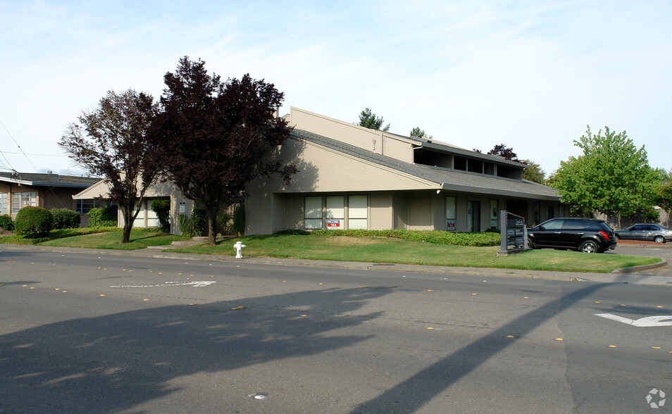 2425 Cleveland Ave, Santa Rosa, CA for lease - Primary Photo - Image 2 of 7