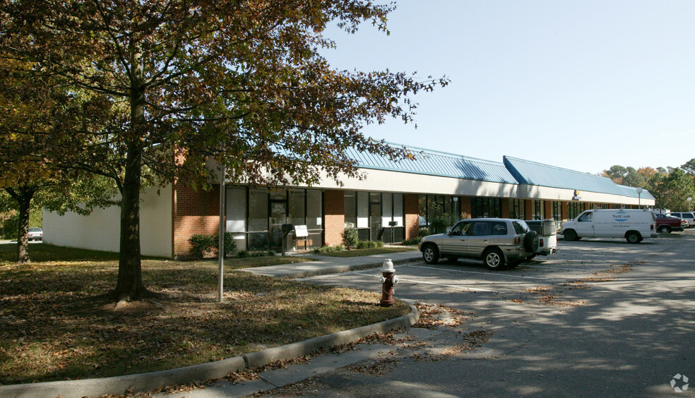 200-400 Commerce Cir, Yorktown, VA for lease - Building Photo - Image 2 of 5