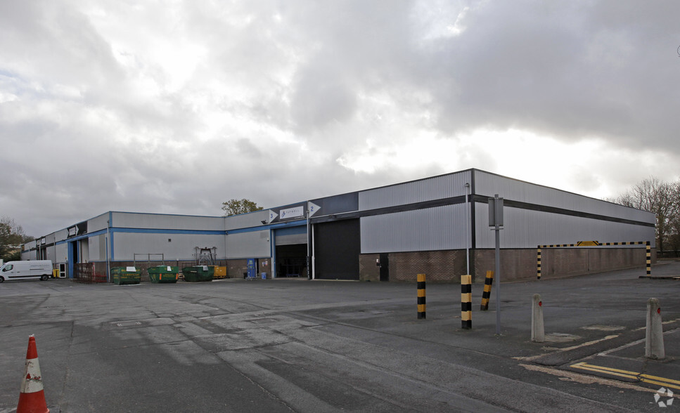 Lowfield Way, Crawley for lease - Building Photo - Image 3 of 12