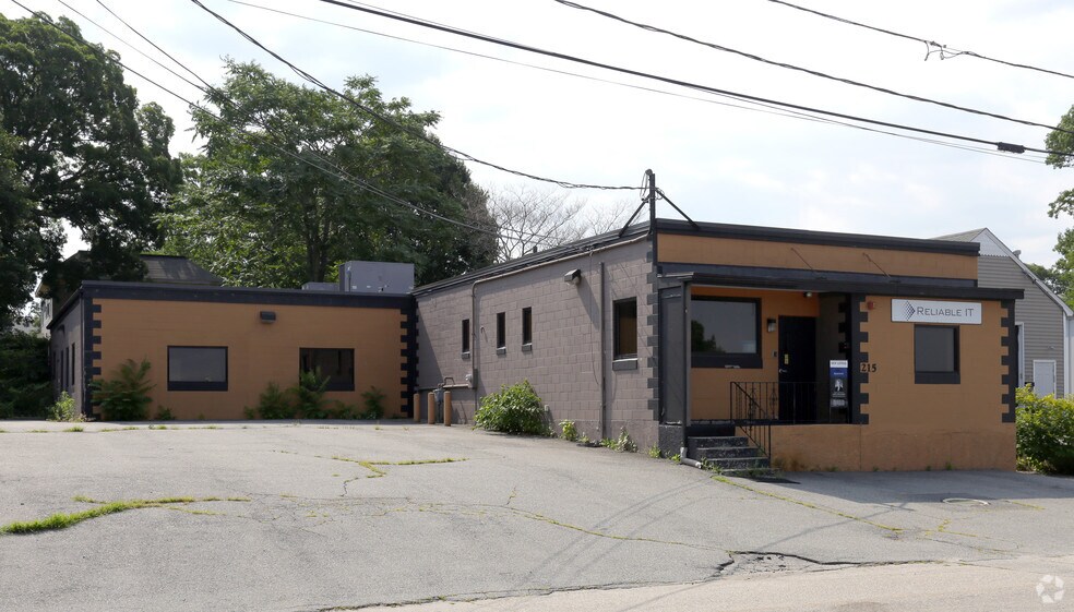 215 N Brow St, East Providence, RI for sale - Primary Photo - Image 1 of 1