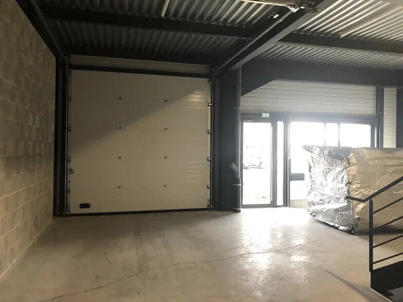 Flex in Poissy for lease - Interior Photo - Image 3 of 10