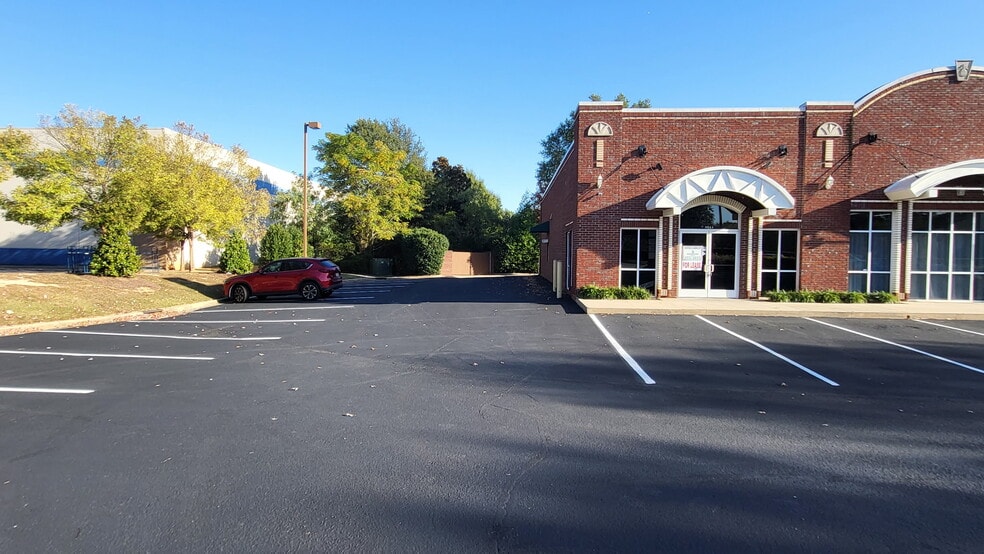 1054 E Butler Rd, Greenville, SC for lease - Building Photo - Image 3 of 8