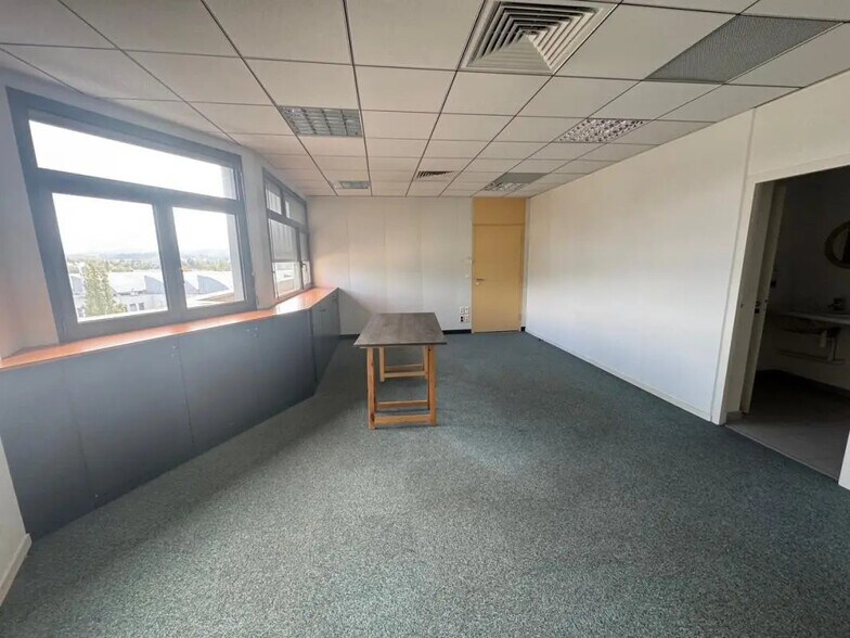 Office in Saint-Étienne for lease - Interior Photo - Image 3 of 3