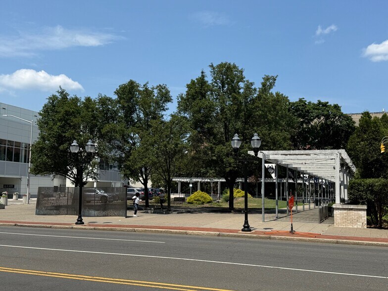 66 Broad St, Stamford, CT for lease - Building Photo - Image 2 of 8