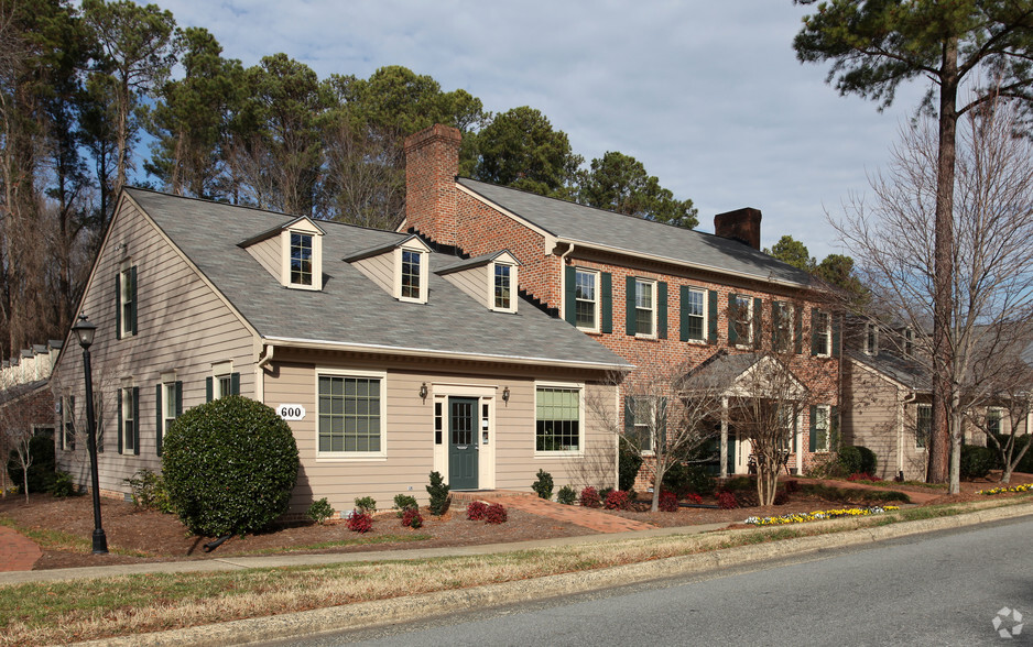 1829 E Franklin St, Chapel Hill, NC for lease - Primary Photo - Image 1 of 11