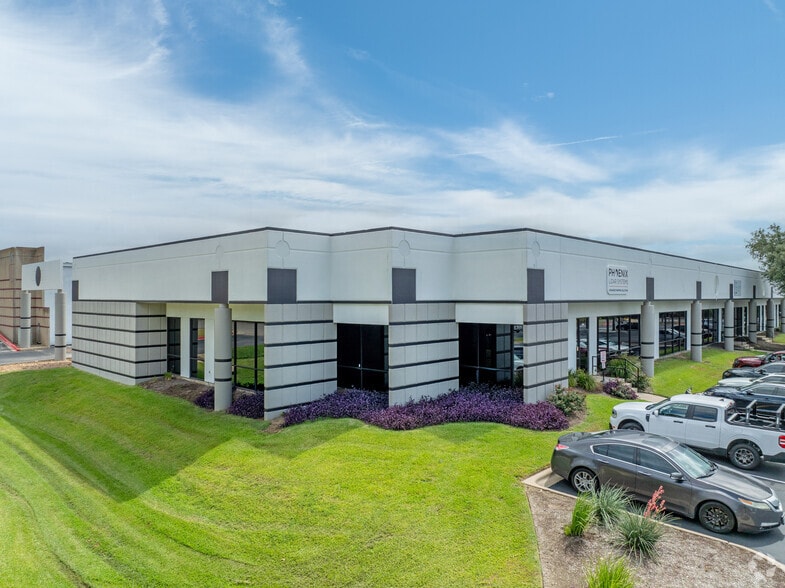 2113 Wells Branch Pky, Austin, TX for lease - Building Photo - Image 1 of 11