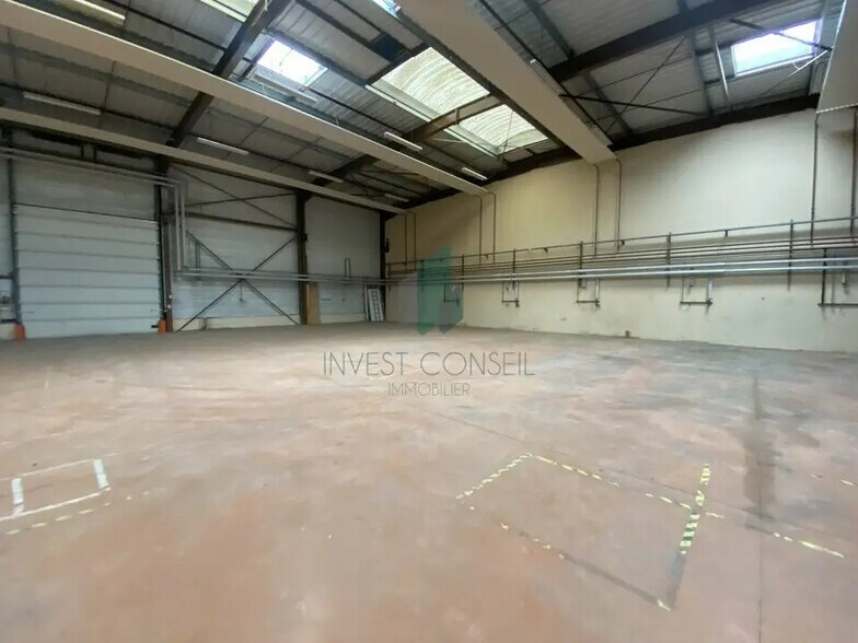 Flex in Cergy for lease - Building Photo - Image 2 of 10