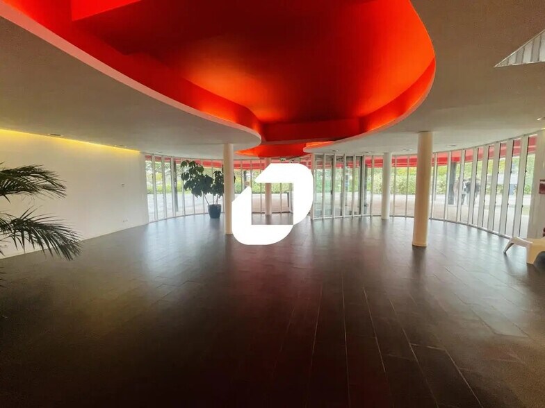 Office in Lieusaint for lease - Building Photo - Image 2 of 11