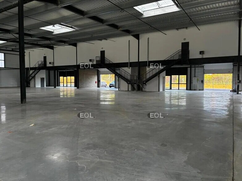 Flex in Villebon-sur-Yvette for lease - Interior Photo - Image 2 of 8