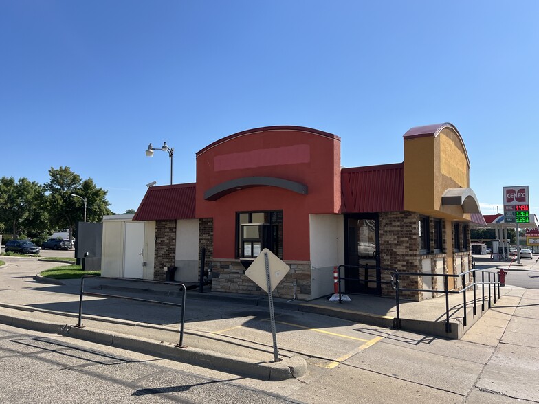 1922 E Broadway Ave, Bismarck, ND for lease - Primary Photo - Image 1 of 15