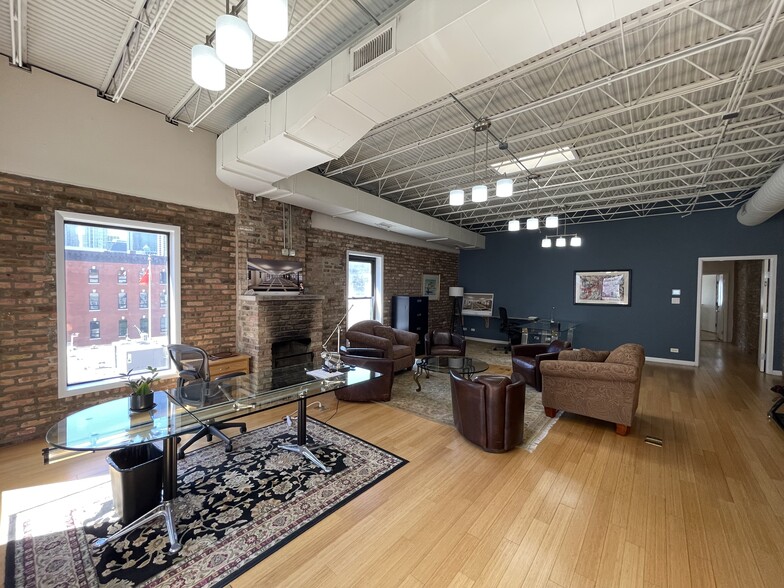 670 N Clark St, Chicago, IL for lease - Interior Photo - Image 3 of 8