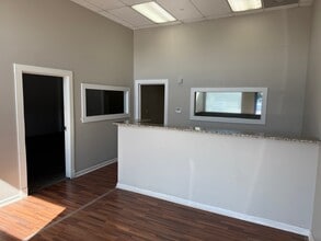 19300-19326 Woodfield Rd, Gaithersburg, MD for lease Interior Photo- Image 2 of 5