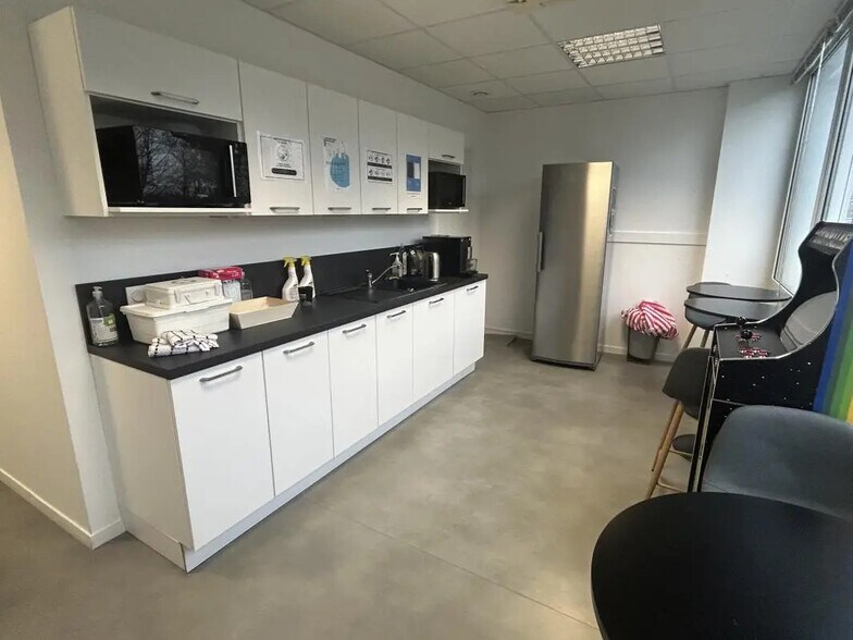 5 Rue Alessandro Volta, Carquefou for sale - Interior Photo - Image 2 of 4