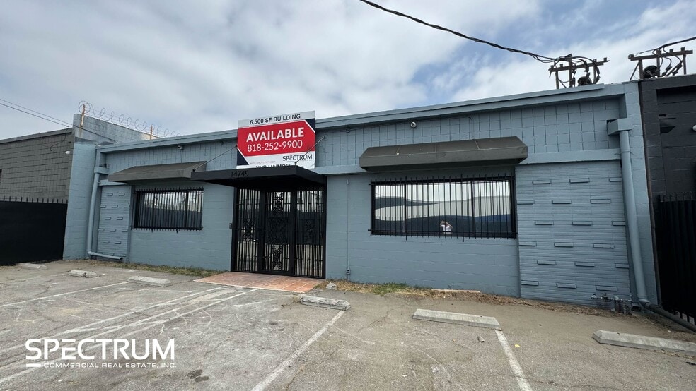 14743-14745 Arminta St, Van Nuys, CA for lease - Building Photo - Image 1 of 9