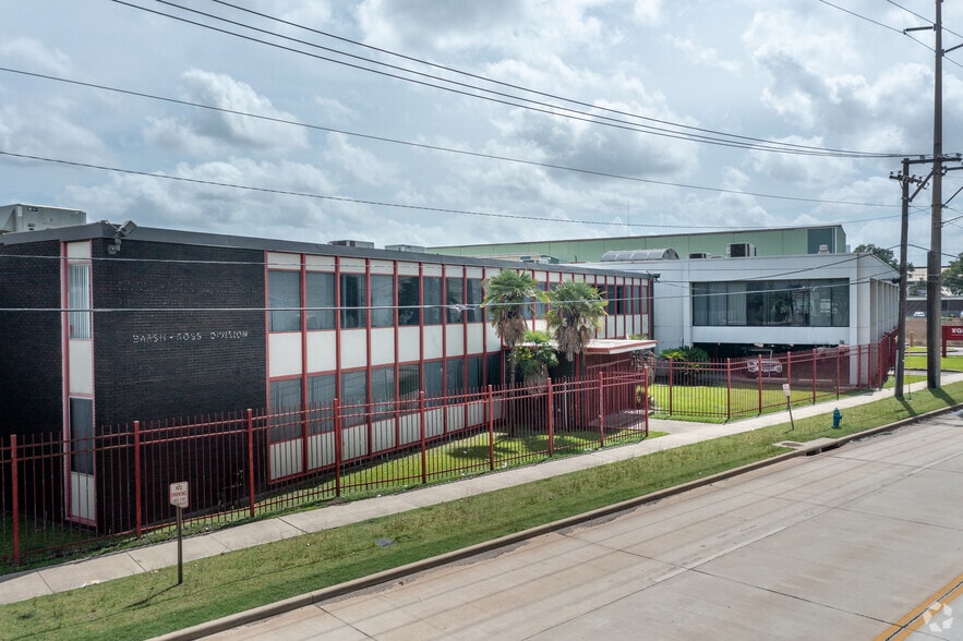 5306 Clinton Dr, Houston, TX for lease - Building Photo - Image 2 of 6