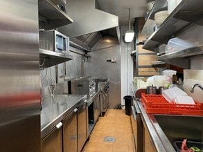 Retail in Barcelona, Barcelona for lease Interior Photo- Image 2 of 5