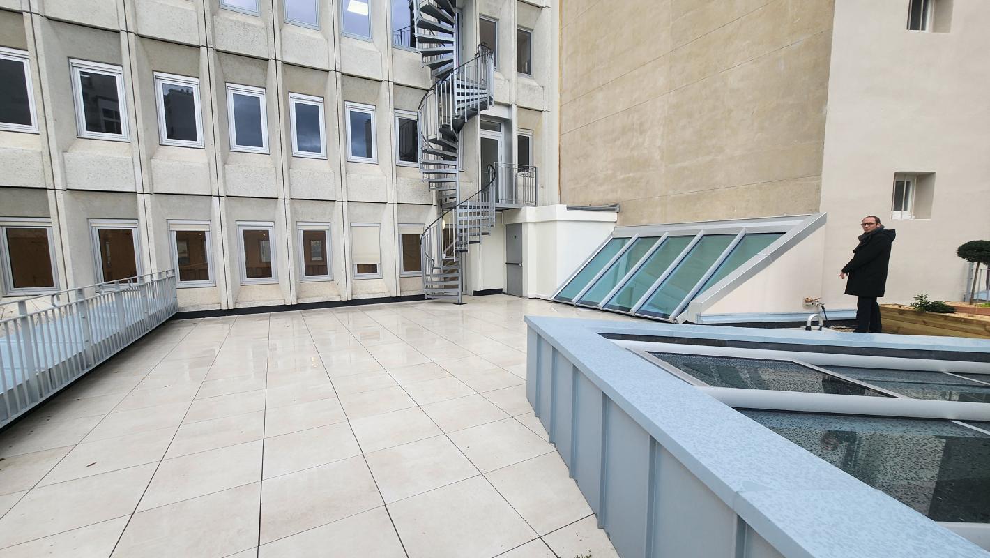 Office in Paris for lease Building Photo- Image 1 of 10