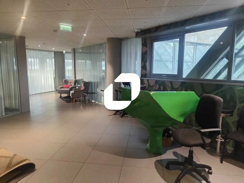Office in Nanterre for lease - Building Photo - Image 1 of 8