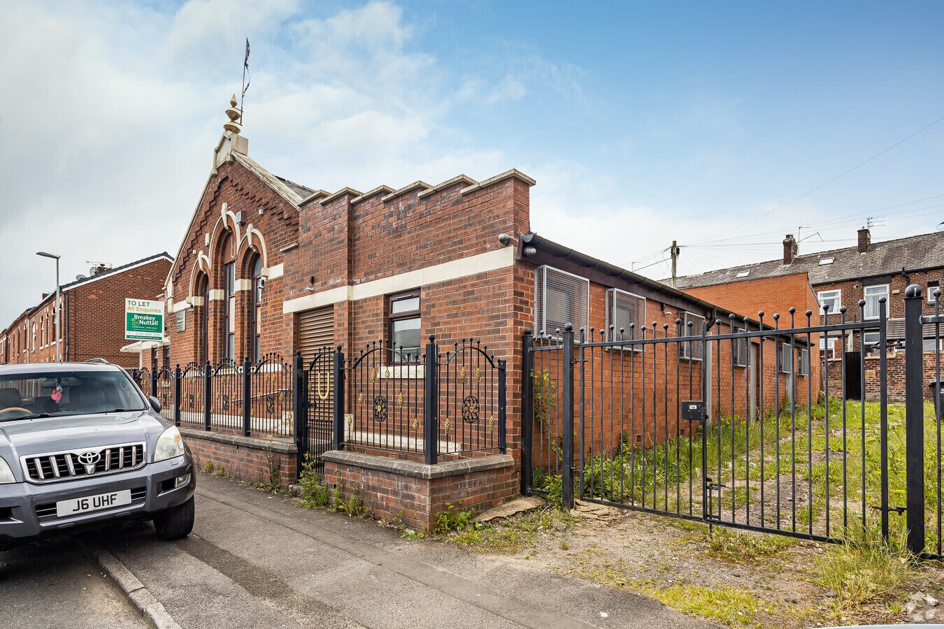 270 Lee St, Oldham, GTM OL8 1BG