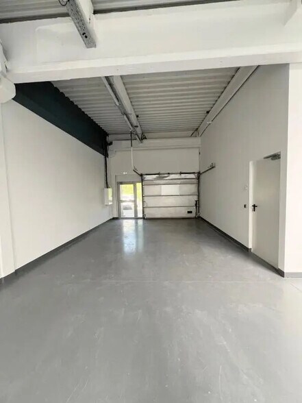 Flex in Trappes for lease - Interior Photo - Image 2 of 11