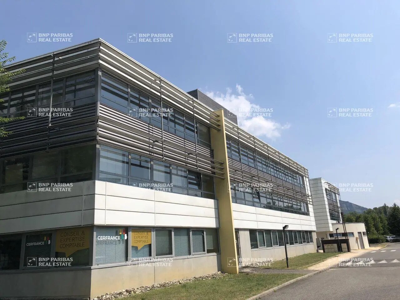 Office in Méry for lease Building Photo- Image 1 of 12