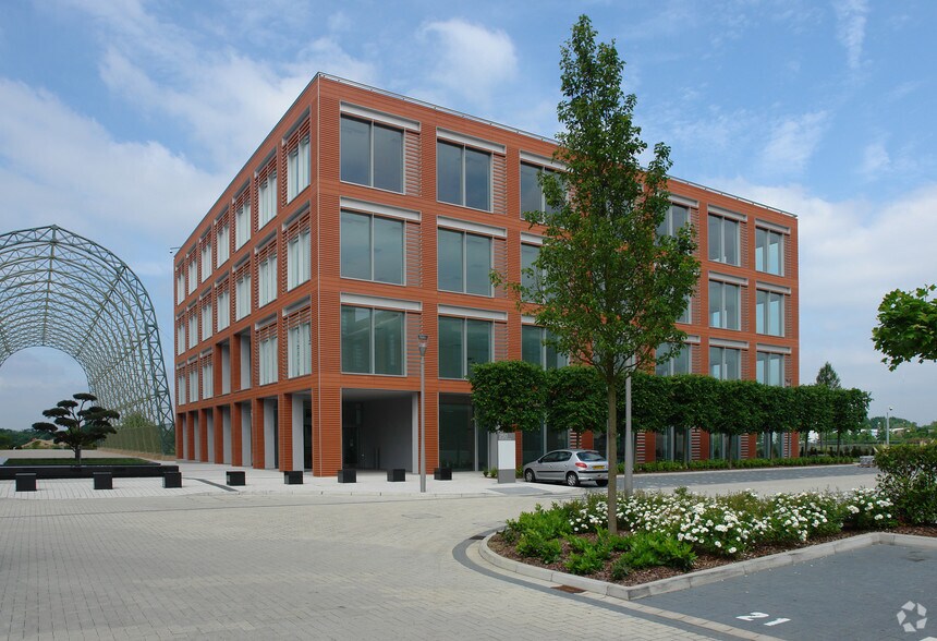 250 Fowler Av, Farnborough, HAM GU14 7JP