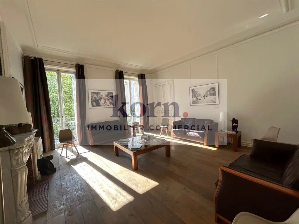 Retail in Paris for lease Interior Photo- Image 1 of 10