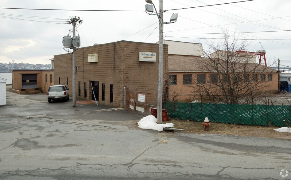 10 Riverside Ave, Somerset, MA 02725