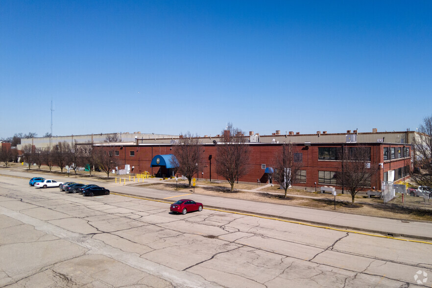 160 Rochester Dr, Louisville, KY for lease - Building Photo - Image 1 of 9