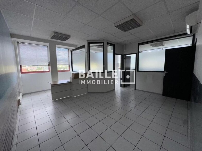 Office in Grasse for lease - Building Photo - Image 2 of 10