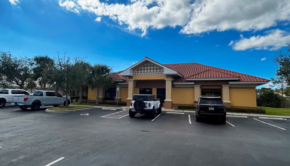 9140 W College Pointe Dr, Fort Myers, FL for lease - Building Photo - Image 3 of 5