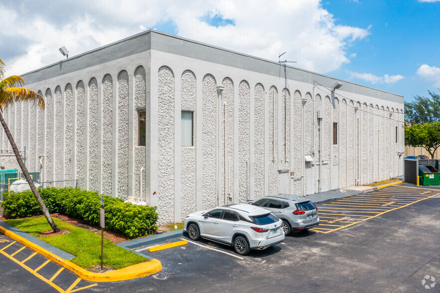 4850 W Oakland Park Blvd, Lauderdale Lakes, FL for lease - Building Photo - Image 2 of 7