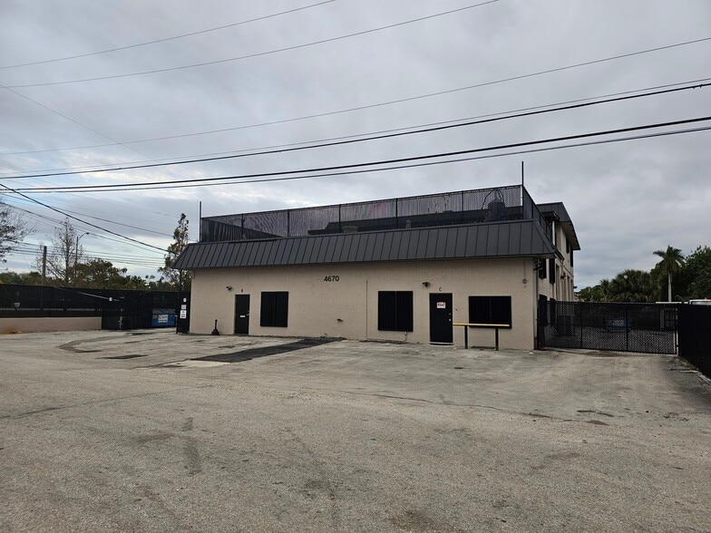 4670 SW 83rd Ter, Davie, FL for sale - Building Photo - Image 3 of 8