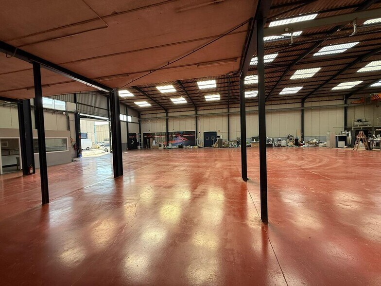 Poligono Industrial Can Fuster portfolio of 2 properties for sale on LoopNet.com - Interior Photo - Image 1 of 8