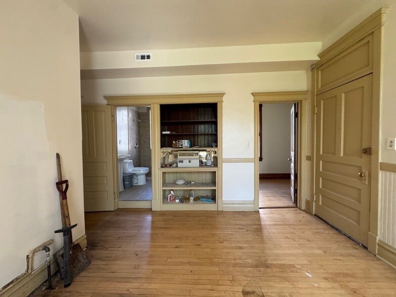 2628 and 2744 S Millard portfolio of 2 properties for sale on LoopNet.com - Building Photo - Image 3 of 4