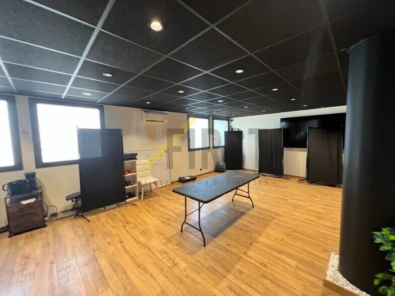 Office in Antibes for lease - Interior Photo - Image 2 of 8