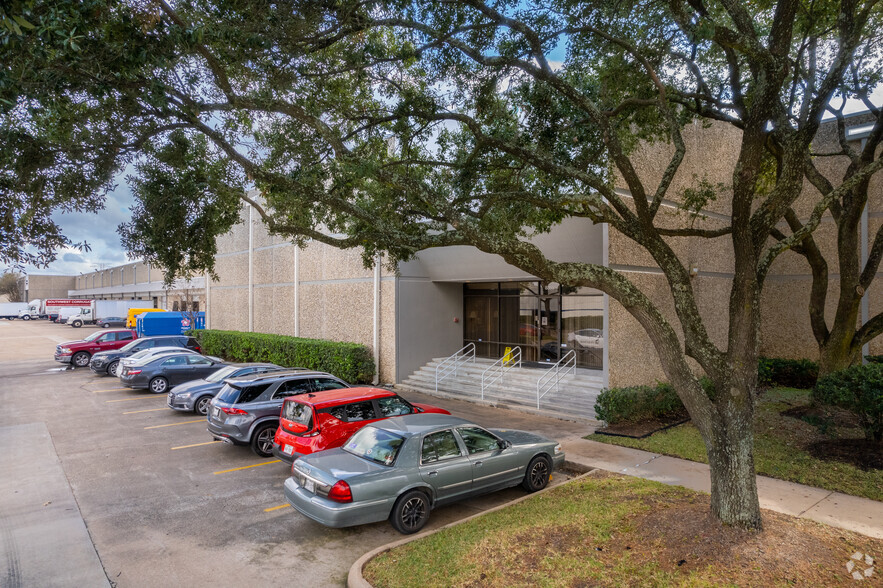 8353-8399 Kempwood Dr, Houston, TX for lease - Building Photo - Image 3 of 9