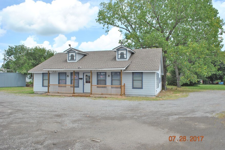 1305 S McQuarrie Ave, Wagoner, OK for sale - Primary Photo - Image 1 of 1