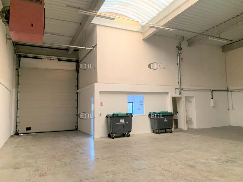 Flex in Moissy-Cramayel for lease - Interior Photo - Image 2 of 6