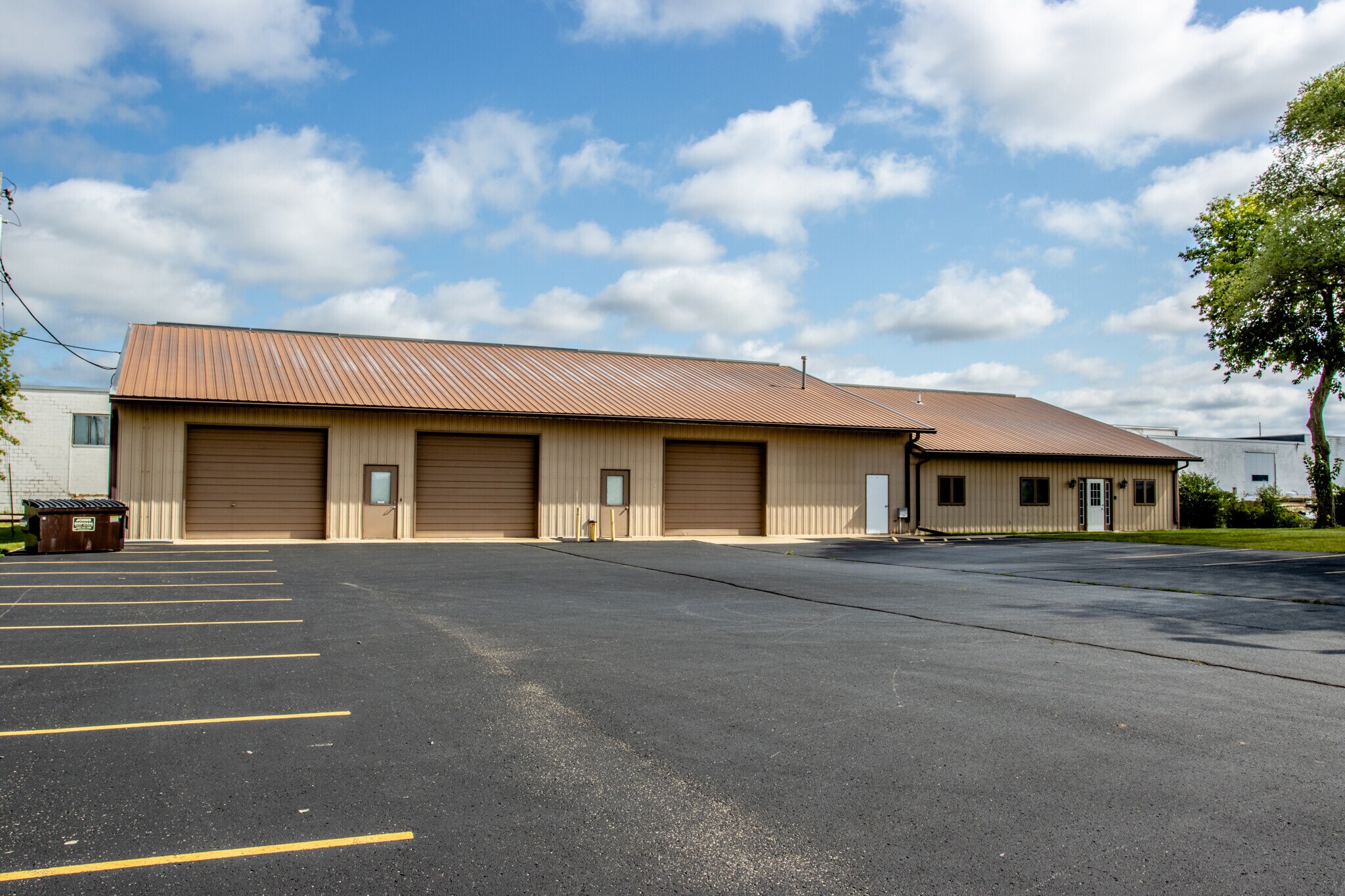 S30W24670 Sunset Dr, Waukesha, WI 53189 - Retail Showroom/Office