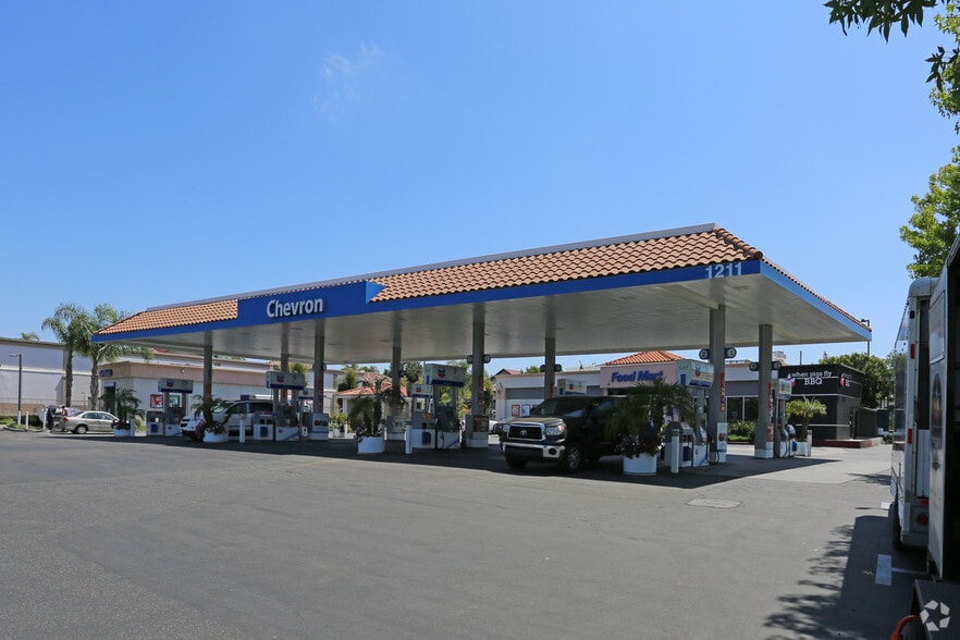 1211 E Vista Way, Vista, CA for lease - Primary Photo - Image 1 of 8