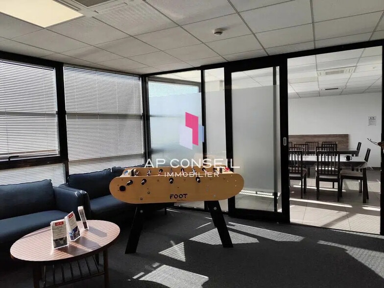 Office in Élancourt for lease - Interior Photo - Image 3 of 7