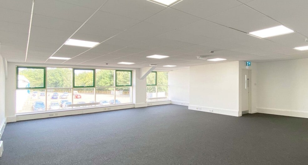 Deadbrook Ln, Aldershot for lease - Interior Photo - Image 3 of 3