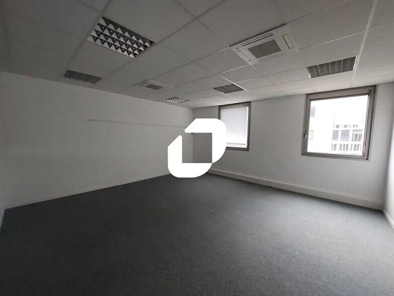 14 Avenue Gustave Eiffel, Montigny-le-Bretonneux for lease - Interior Photo - Image 2 of 8