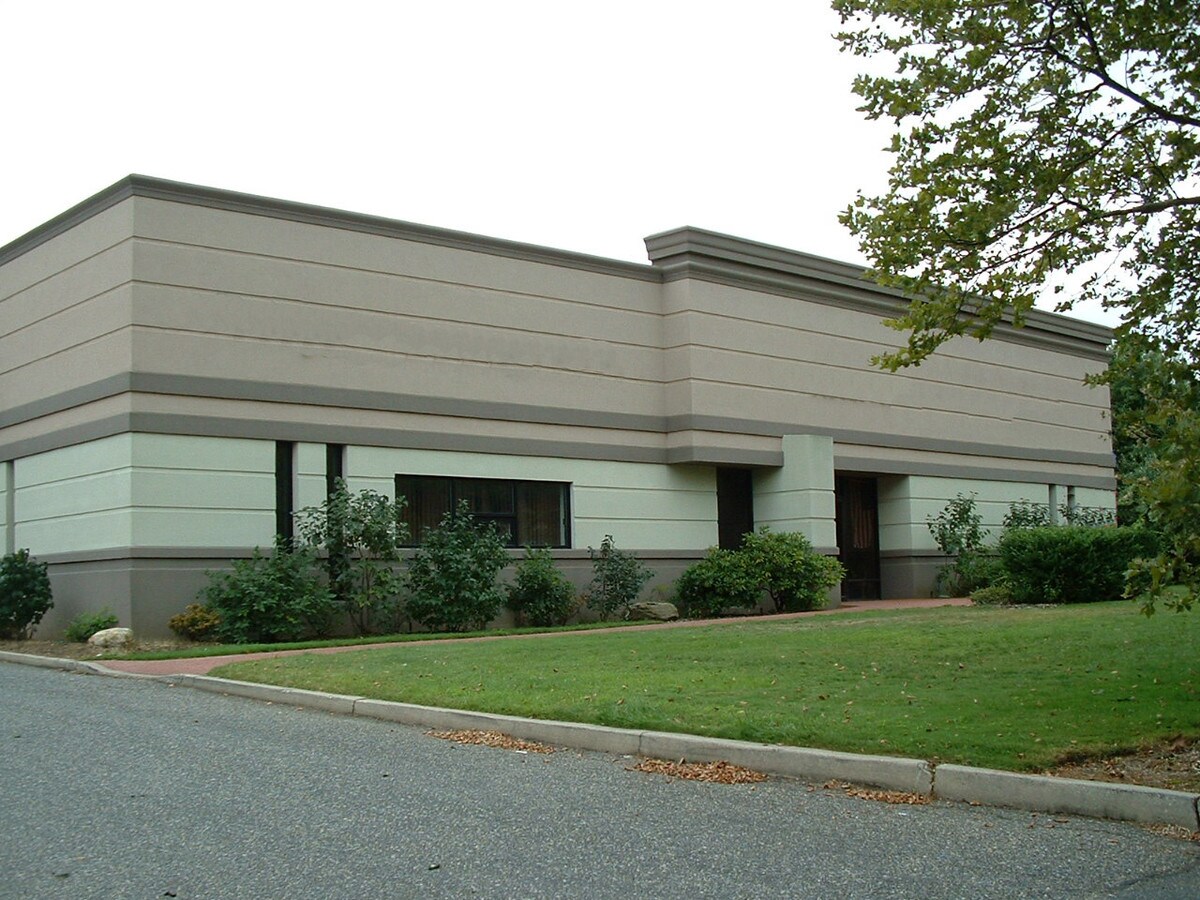 65 Davids Dr, Hauppauge, NY 11788