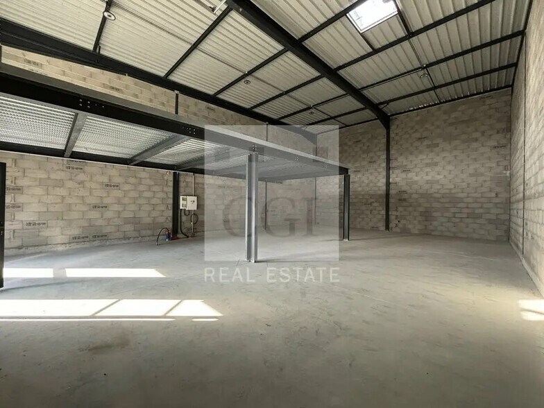 Flex in Villette-d'Anthon for lease - Interior Photo - Image 3 of 25